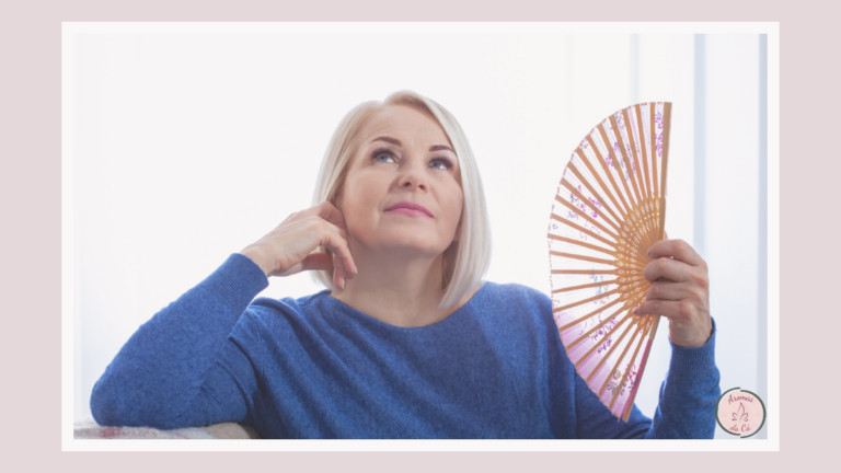 Mulher sentindo calor durante a menopausa em um ambiente iluminado e acolhedor.