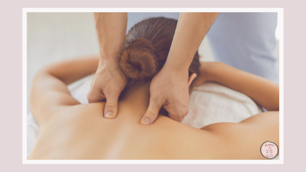 Pessoa massageando o pescoço para aliviar a tensão muscular causada pelo estresse.